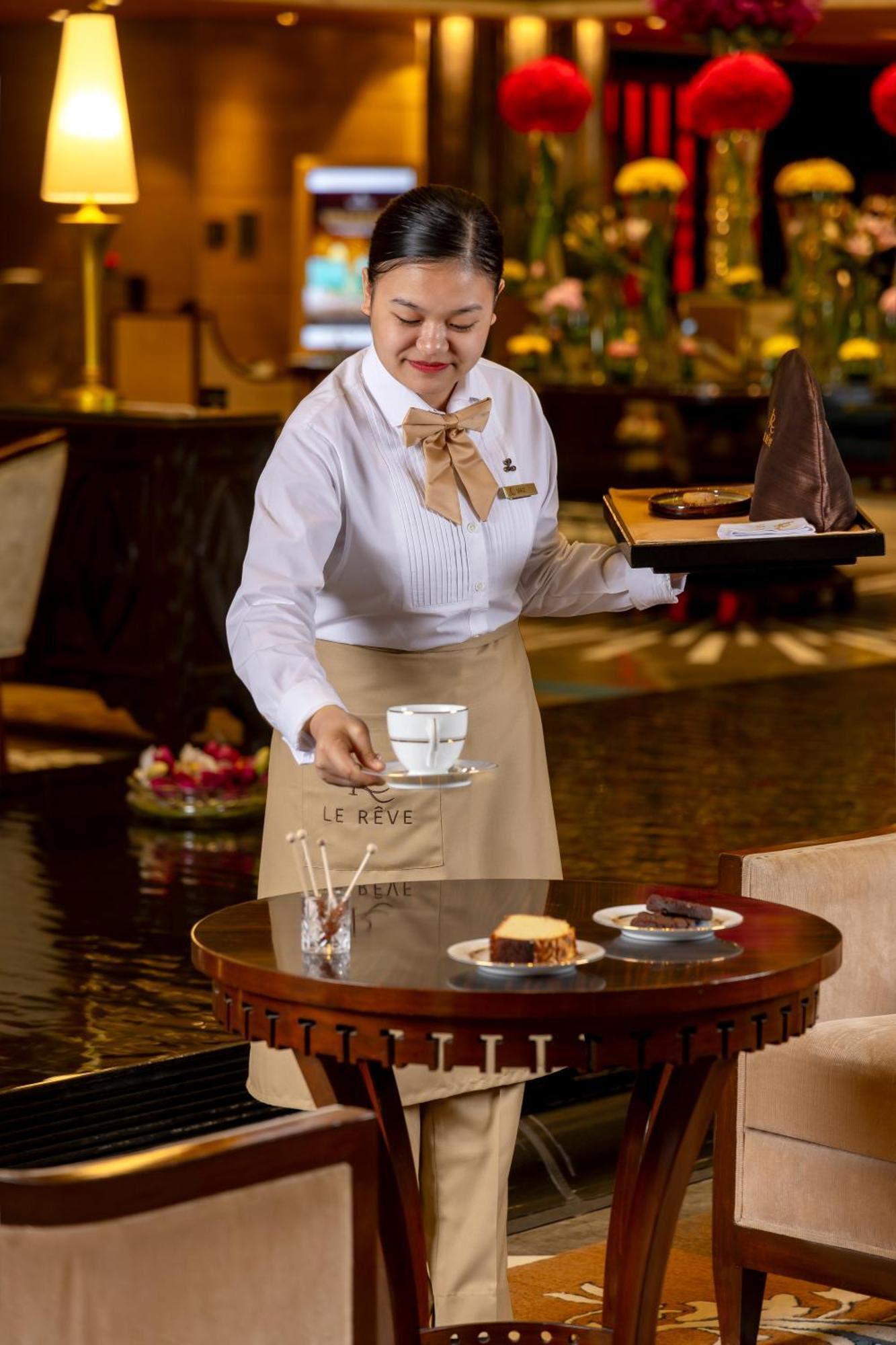 The Leela Ambience Gurugram Hotel & Residences - The Luxury Urban Sanctuary Гургаон Экстерьер фото A server at work
