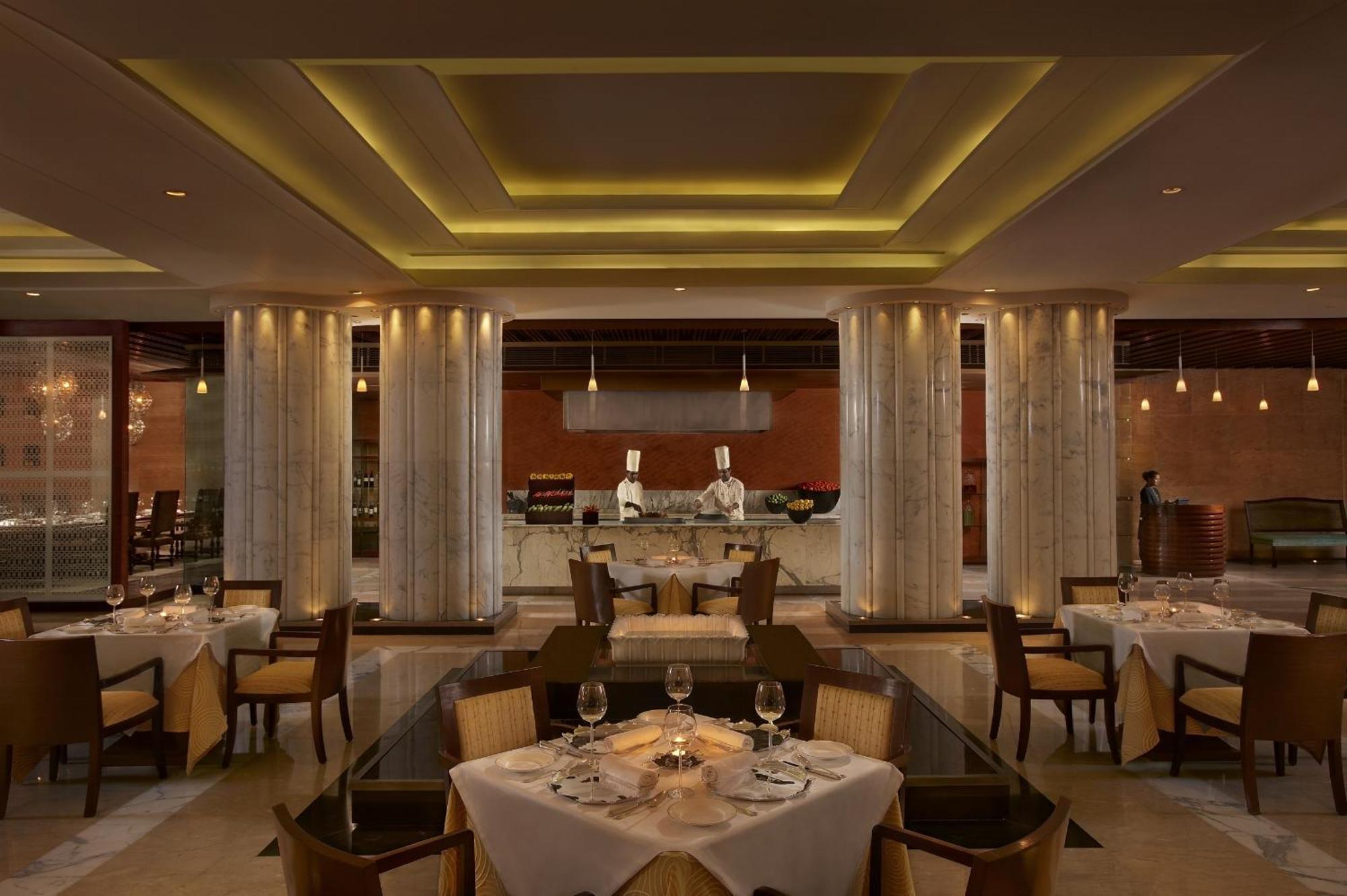 The Leela Ambience Gurugram Hotel & Residences - The Luxury Urban Sanctuary Гургаон Ресторан фото The restaurant