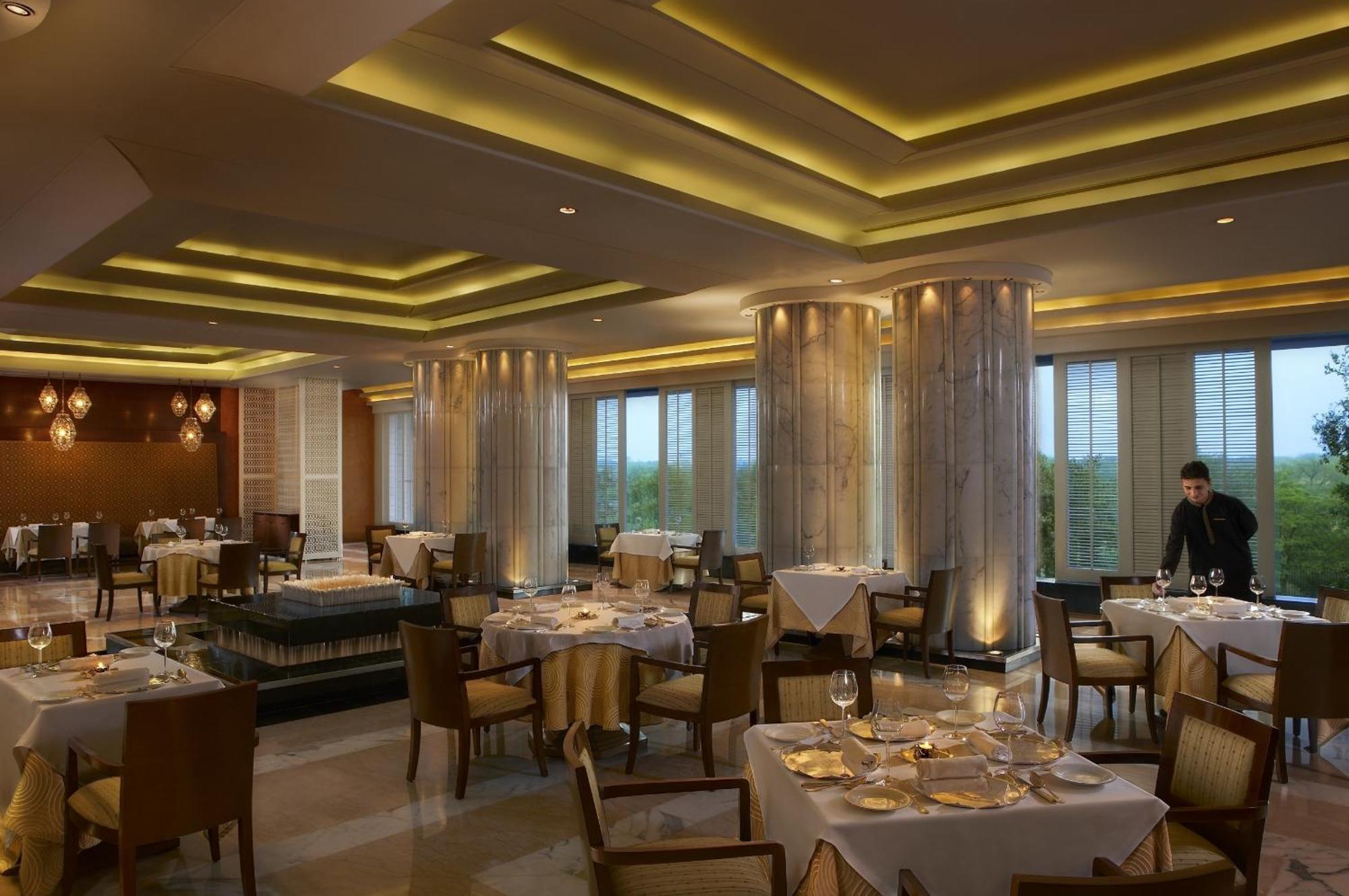 The Leela Ambience Gurugram Hotel & Residences - The Luxury Urban Sanctuary Гургаон Интерьер фото The restaurant