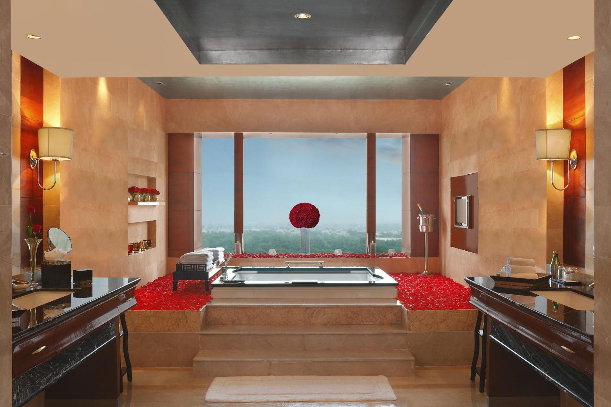 The Leela Ambience Gurugram Hotel & Residences - The Luxury Urban Sanctuary Гургаон Экстерьер фото Bathroom