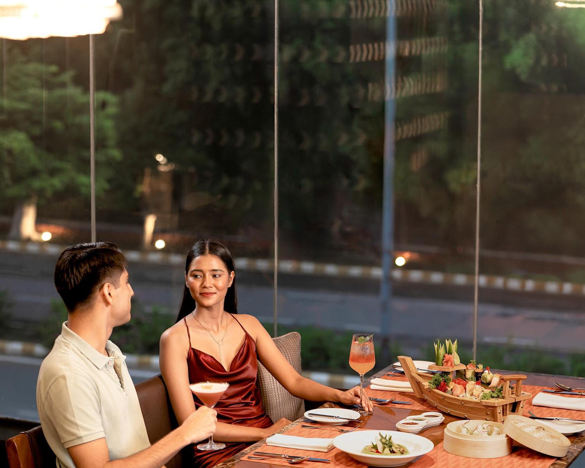 The Leela Ambience Gurugram Hotel & Residences - The Luxury Urban Sanctuary Гургаон Экстерьер фото A couple dining at the restaurant