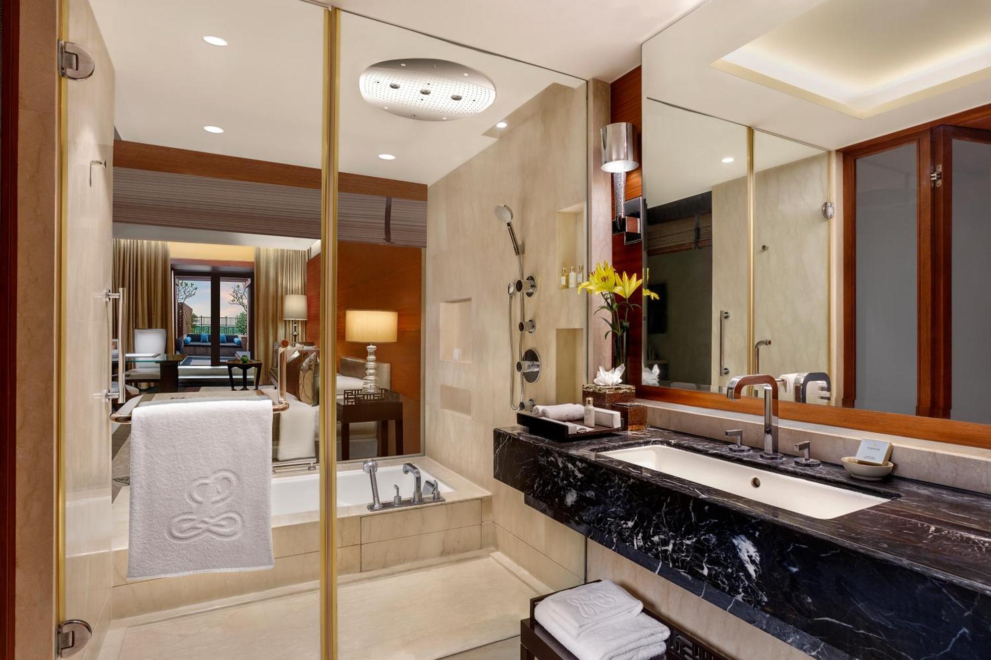 The Leela Ambience Gurugram Hotel & Residences - The Luxury Urban Sanctuary Гургаон Экстерьер фото Bathroom