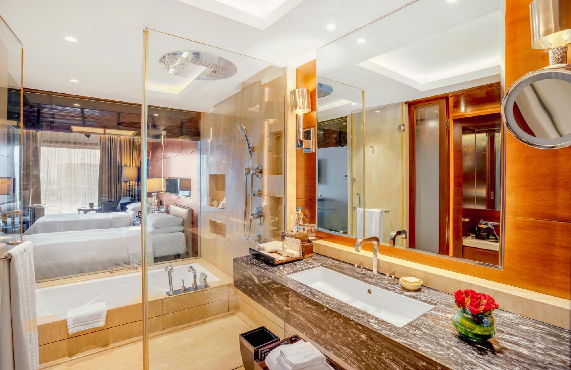 The Leela Ambience Gurugram Hotel & Residences - The Luxury Urban Sanctuary Гургаон Экстерьер фото Bathroom