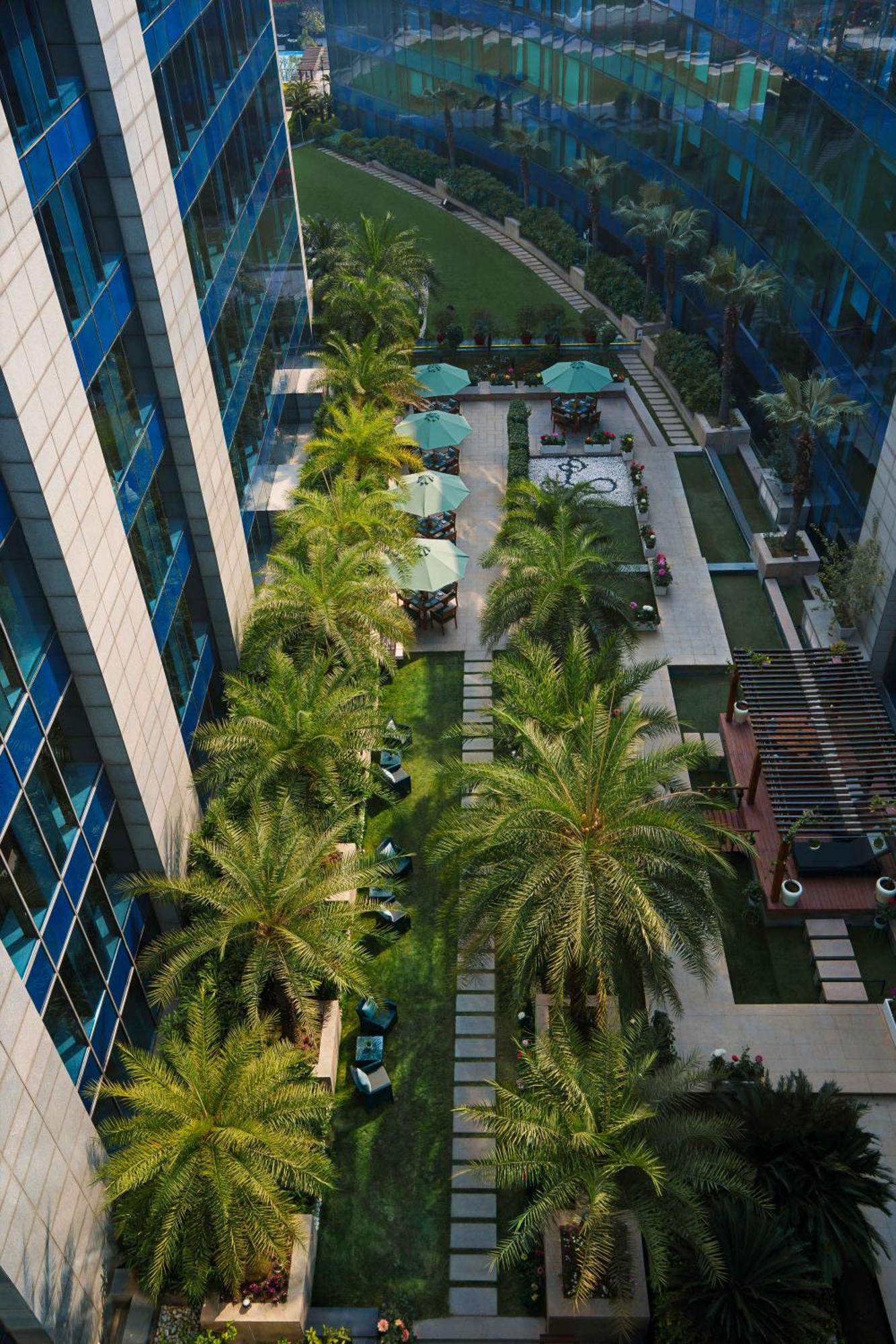 The Leela Ambience Gurugram Hotel & Residences - The Luxury Urban Sanctuary Гургаон Экстерьер фото The courtyard of the hotel