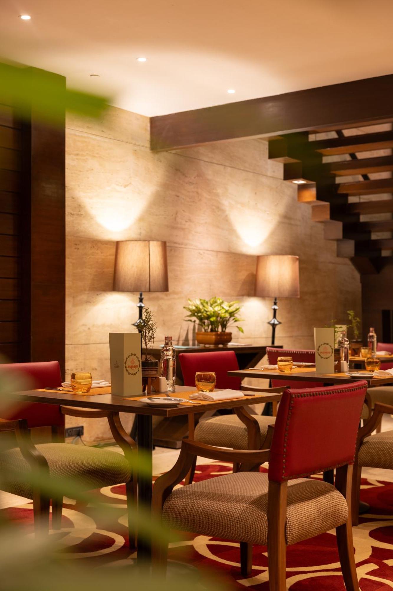 The Leela Ambience Gurugram Hotel & Residences - The Luxury Urban Sanctuary Гургаон Экстерьер фото The interior of the restaurant