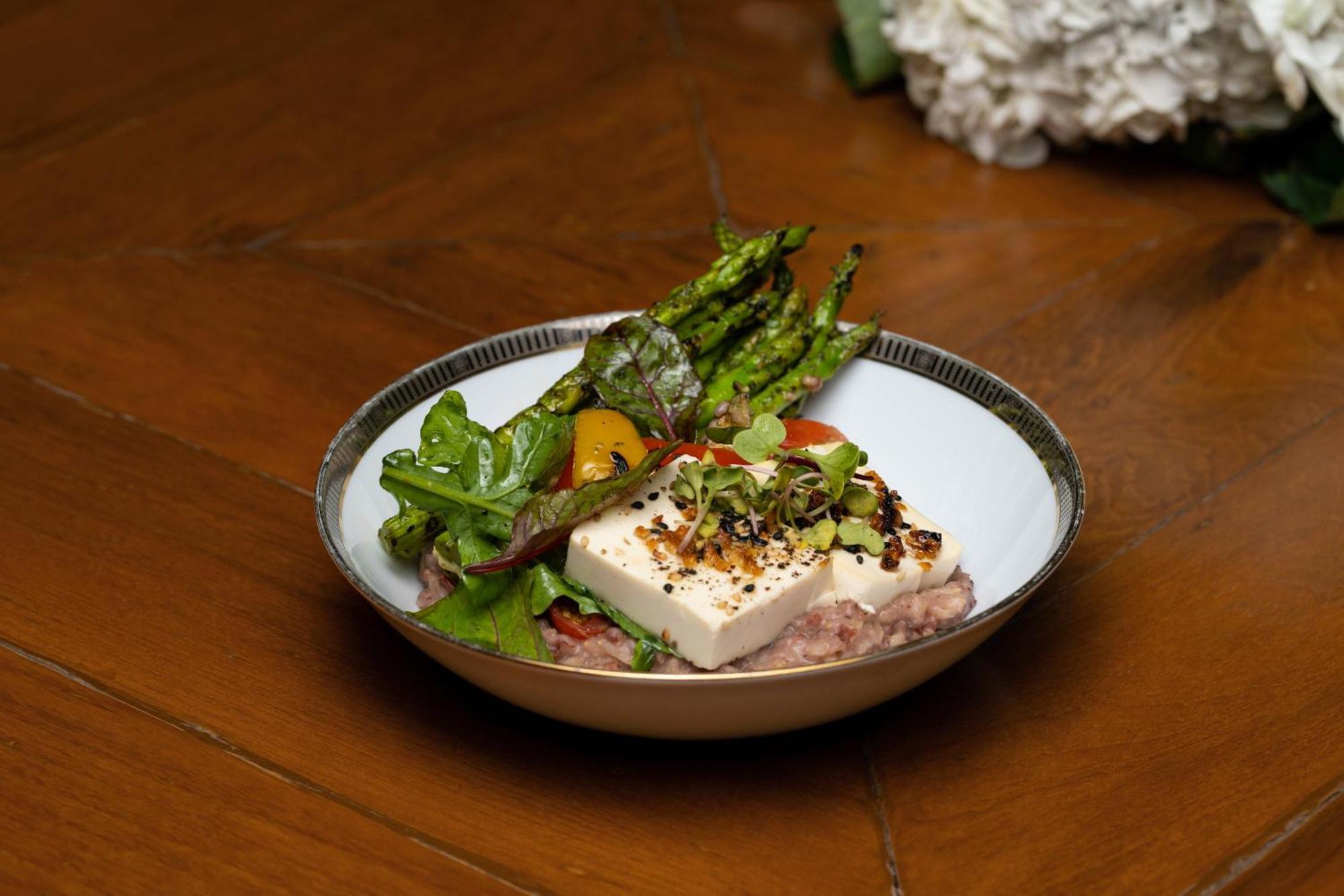 The Leela Ambience Gurugram Hotel & Residences - The Luxury Urban Sanctuary Гургаон Экстерьер фото A salad with tofu