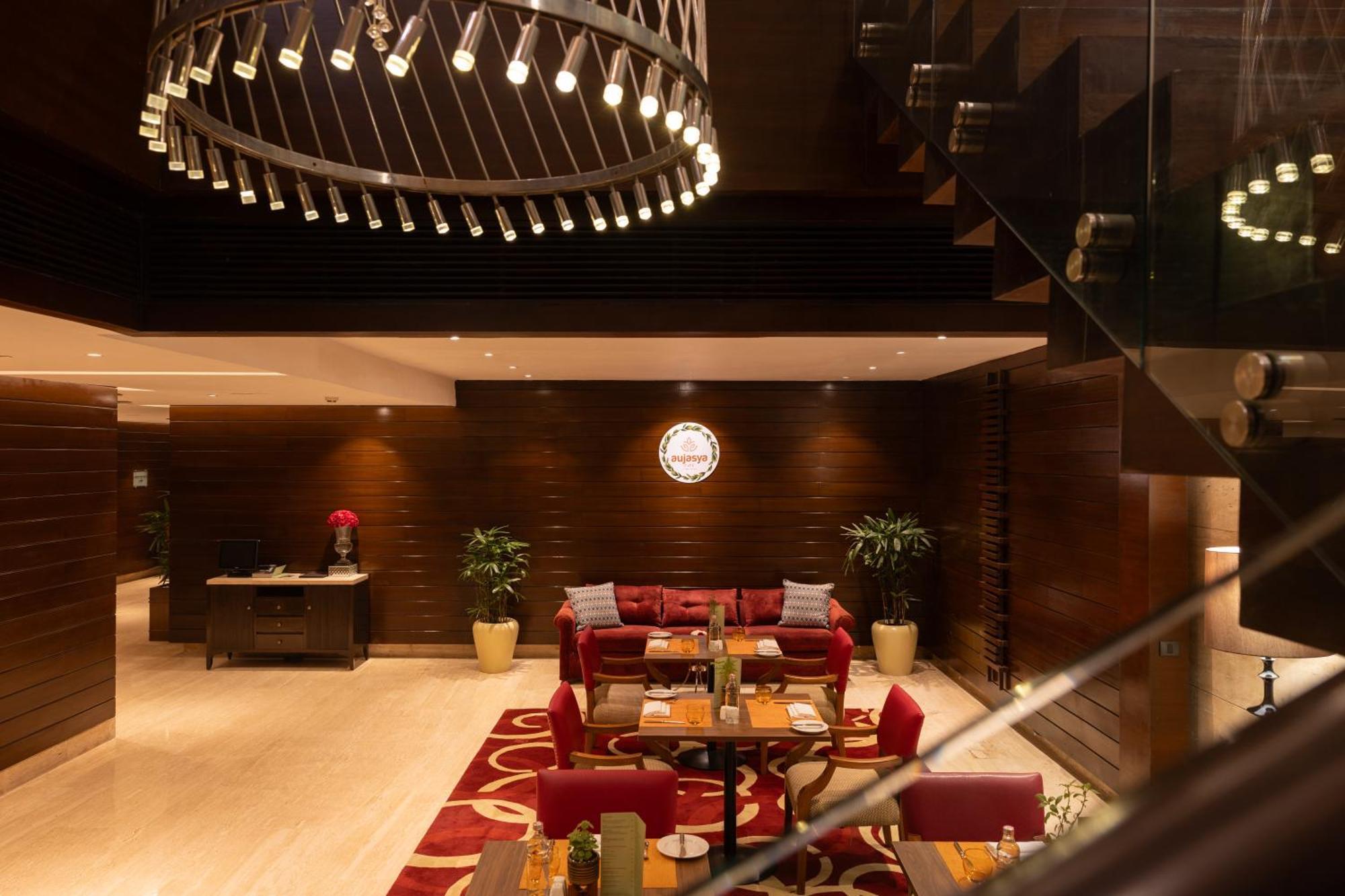 The Leela Ambience Gurugram Hotel & Residences - The Luxury Urban Sanctuary Гургаон Экстерьер фото Lobby