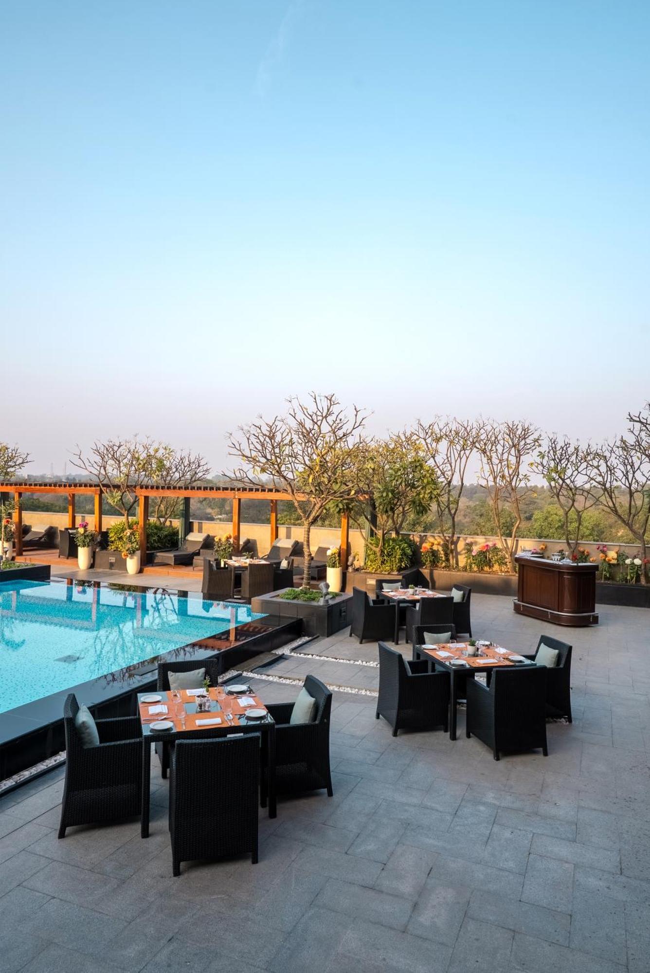 The Leela Ambience Gurugram Hotel & Residences - The Luxury Urban Sanctuary Гургаон Экстерьер фото The Park, New Delhi