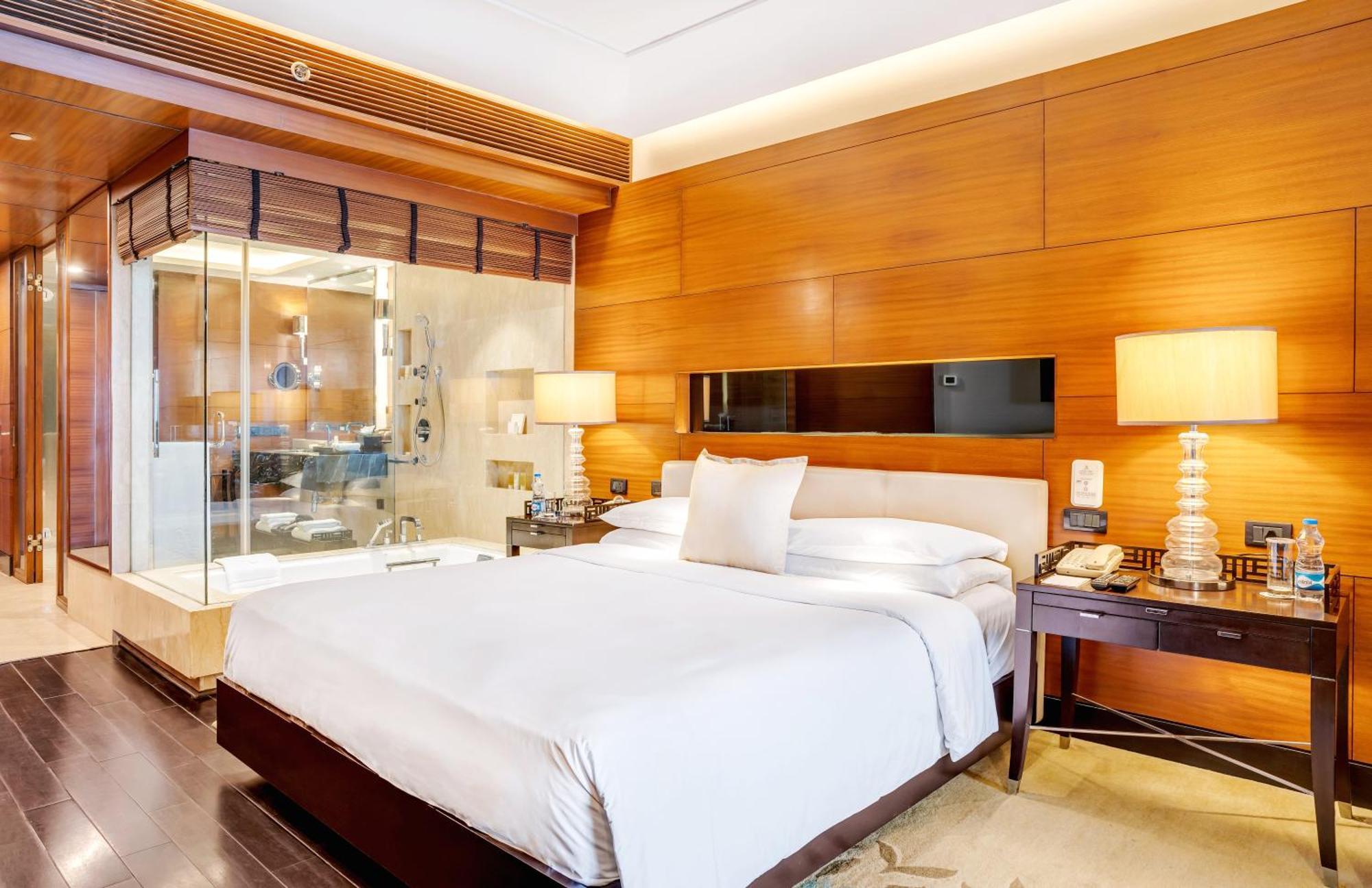 The Leela Ambience Gurugram Hotel & Residences - The Luxury Urban Sanctuary Гургаон Экстерьер фото